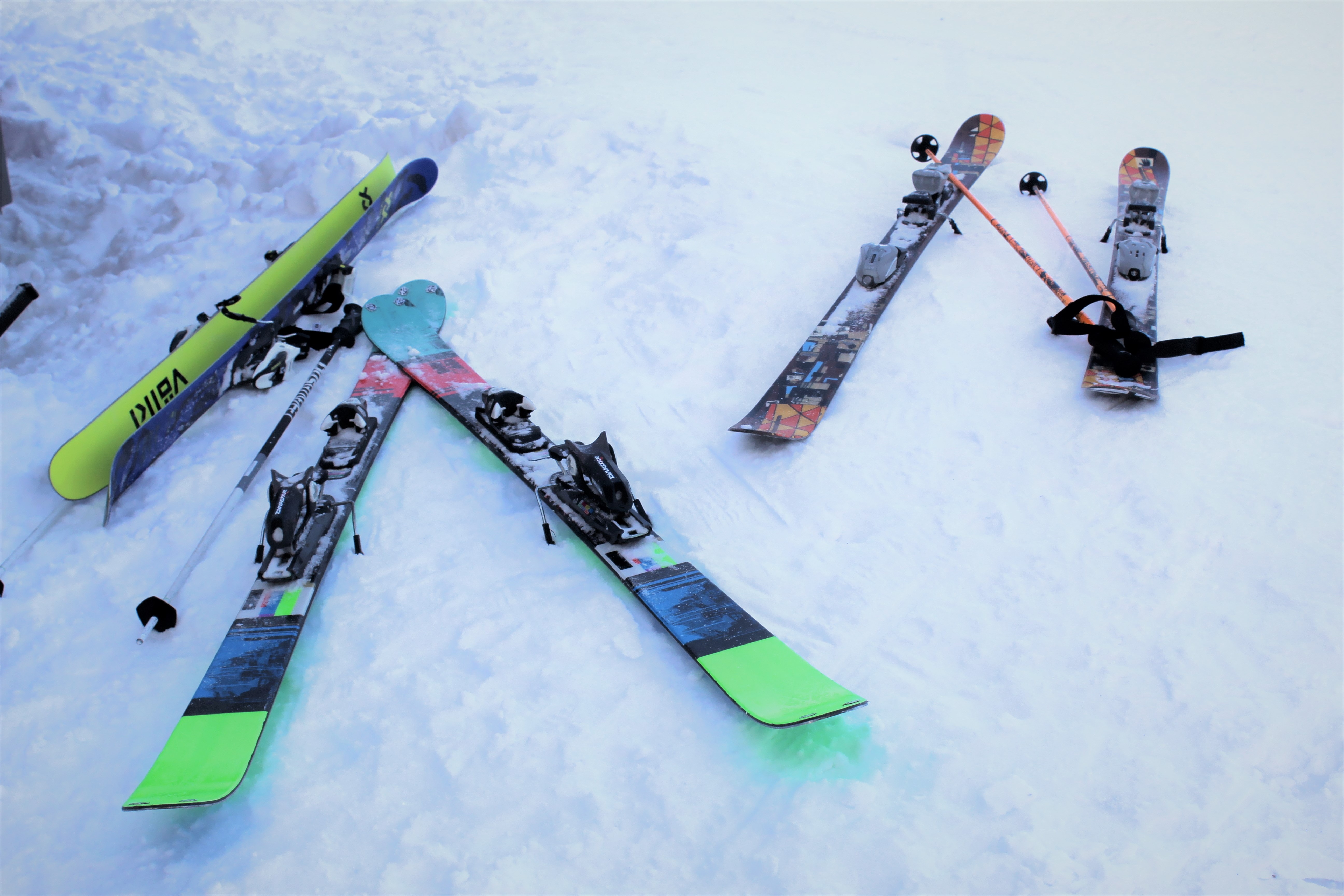 alpine skis
